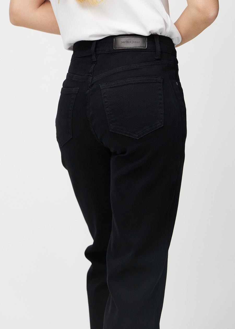 Loose-Jeans für Damen in Schwarz, Farbe Ravens. Nahaufnahme von hinten an einem Model, um die Passform und Details zu zeigen.