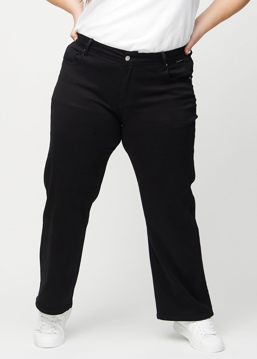 Loose-Jeans für Damen in Schwarz, Farbe Ravens. Vorderansicht an einem Plus-Size-Model, locker geschnitten mit viel Platz an den Beinen.