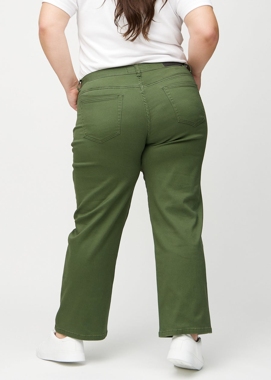 Loose-Jeans für Damen in Dunkelgrün, Farbe Renewals. Rückansicht an einem Plus-Size-Model, die gesamte lockere Passform ist zu sehen.