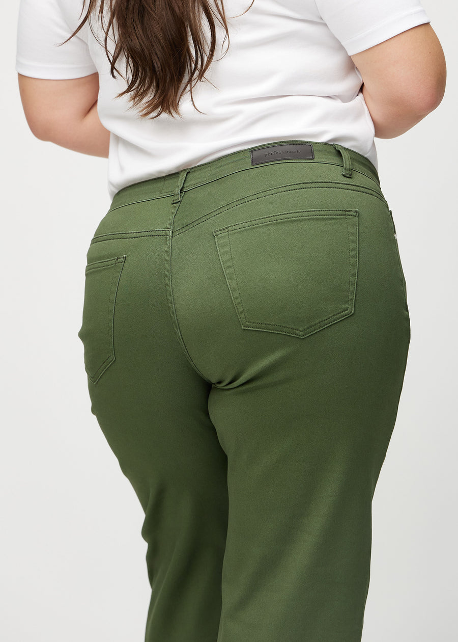 Loose-Jeans für Damen in Dunkelgrün, Farbe Renewals. Nahaufnahme von hinten an einem Plus-Size-Model, um die Passform und Details zu zeigen.