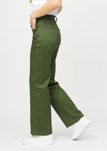 Loose-Jeans für Damen in Dunkelgrün, Farbe Renewals. Seitenansicht an einem Model, die weite Passform ist zu sehen.
