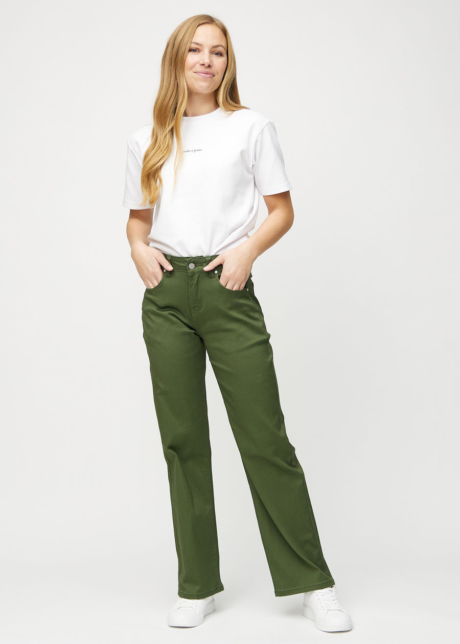 Loose-Jeans für Damen in Dunkelgrün, Farbe Renewals. Ganzkörperansicht eines Models in den locker geschnittenen Jeans.