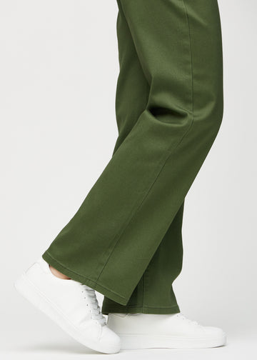 Loose-Jeans für Damen in Dunkelgrün, Farbe Renewals. Nahaufnahme an den Knöcheln eines Models, um die weiten Beinabschlüsse zu zeigen.