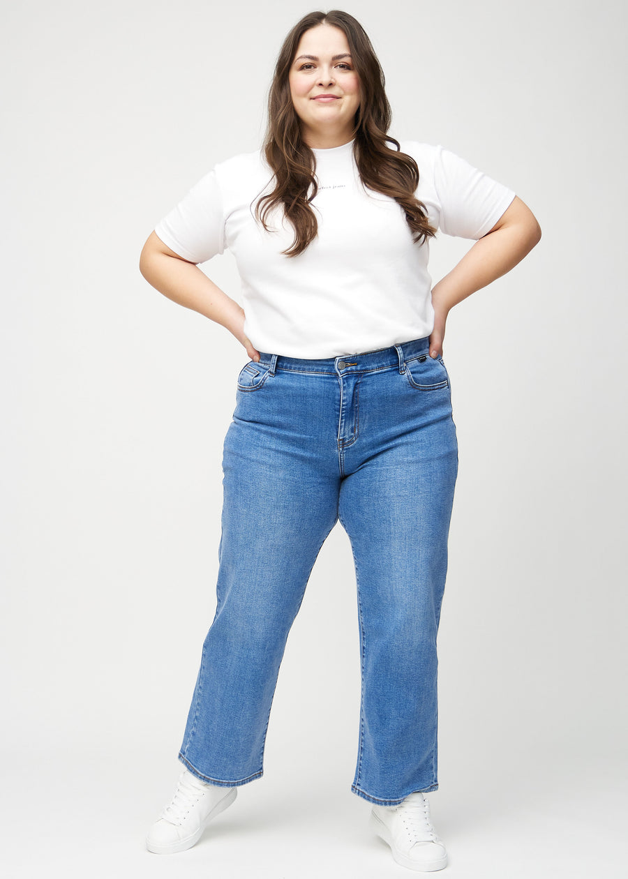 Ganzkörperbild eines Plus-Size-Models in Denim loose jeans.