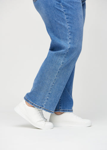Die Knöchel eines Plus-Size-Models, damit man sehen kann, wie locker die Jeans sitzt.