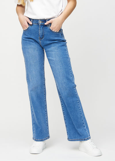 Denim loose jeans, Modellname Rivers, locker sitzend mit viel Weite in den Beinen, von vorne gesehen.