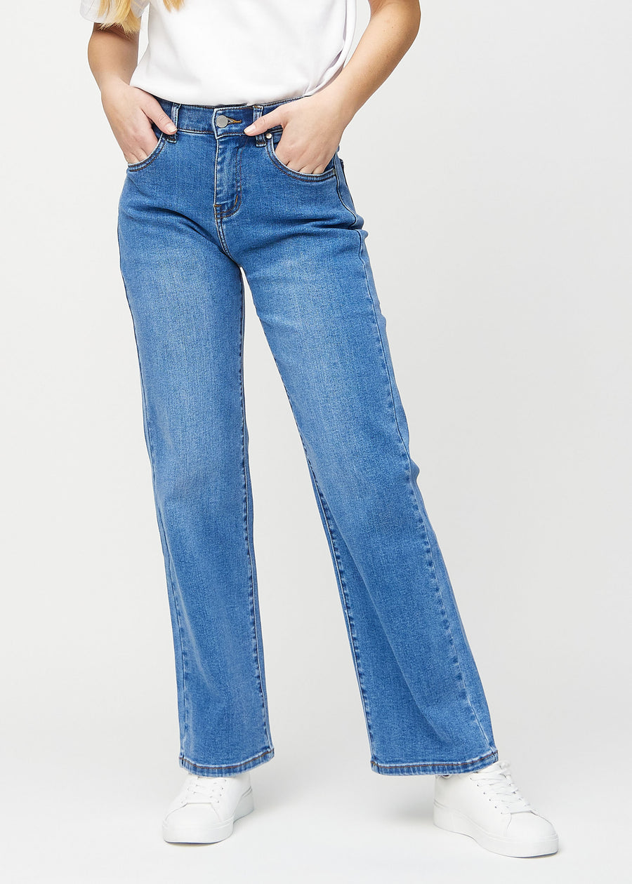 Denim loose jeans, Modellname Rivers, locker sitzend mit viel Weite in den Beinen, von vorne gesehen.