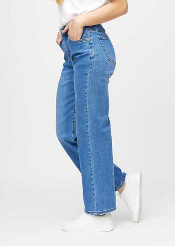 Denim loose jeans von der Seite am Model gesehen.