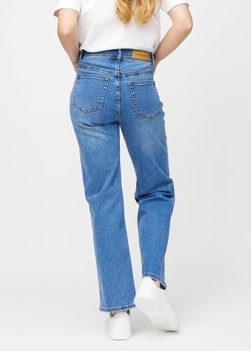 Denim loose jeans von hinten gesehen, damit man das gesamte Produkt sehen kann.