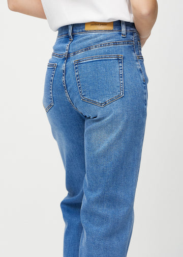 Denim loose jeans von hinten aus der Nähe gesehen, um Details zu zeigen.