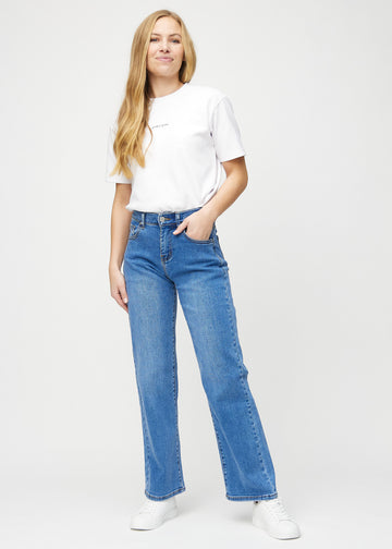 Ganzkörperbild eines Models in Denim loose jeans.