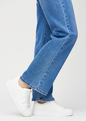 Die Knöchel eines Models, damit man sehen kann, wie locker die Jeans sitzt.