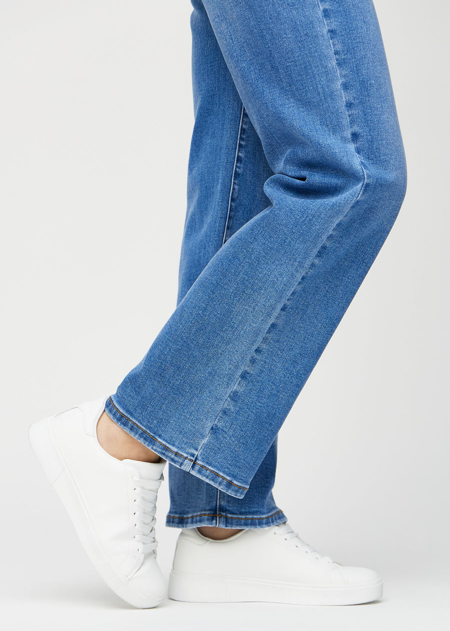 Die Knöchel eines Models, damit man sehen kann, wie locker die Jeans sitzt.