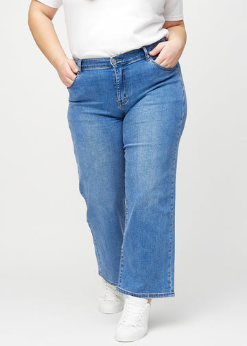 Denim loose jeans, Modellname Rivers, locker sitzend mit viel Weite in den Beinen an einem Plus-Size-Model, von vorne gesehen.