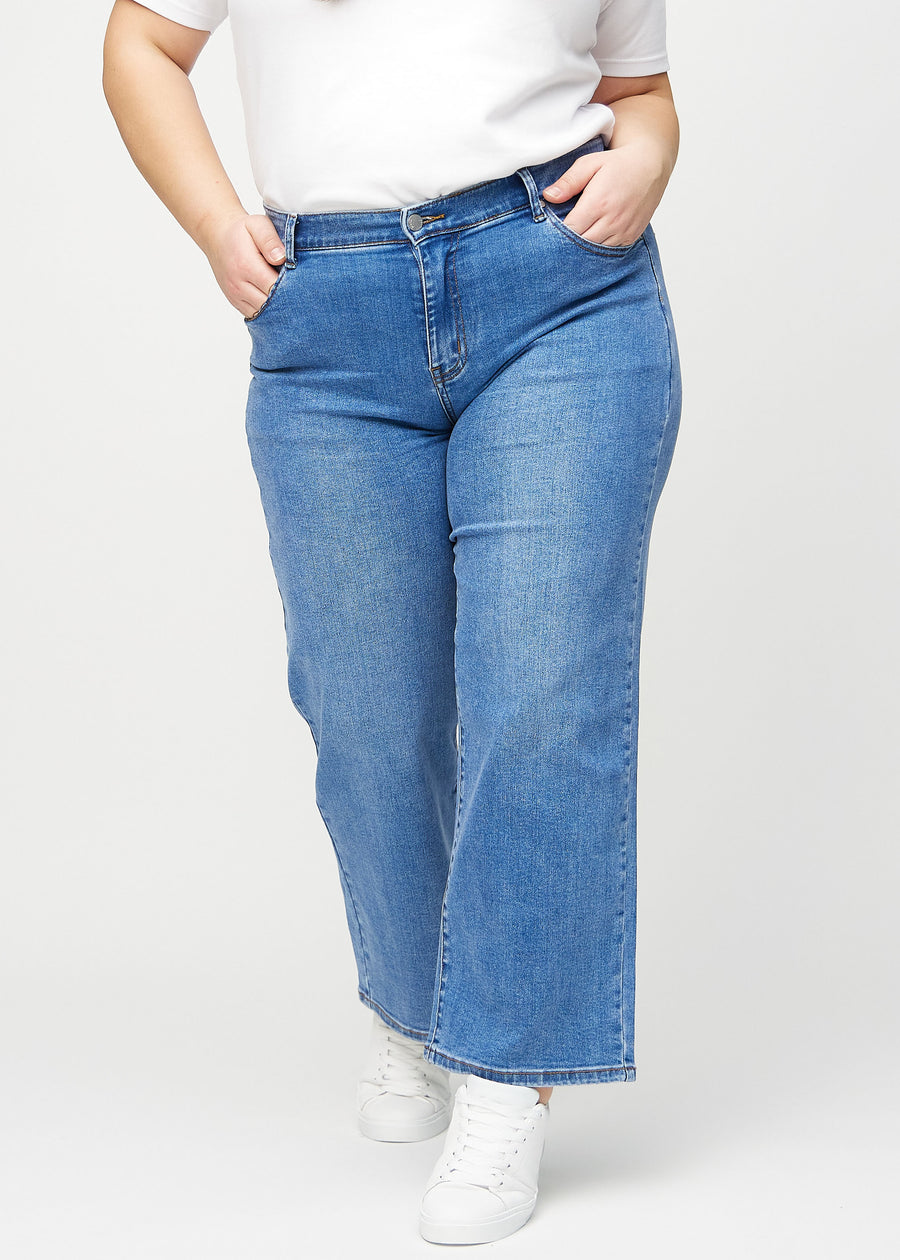Denim loose jeans, Modellname Rivers, locker sitzend mit viel Weite in den Beinen an einem Plus-Size-Model, von vorne gesehen.