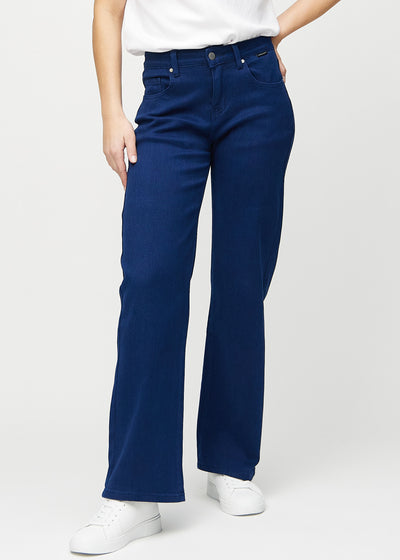 Loose-Jeans für Damen in Dunkelblau, Farbe Royals. Vorderansicht an einem Model, locker geschnitten mit viel Platz an den Beinen.