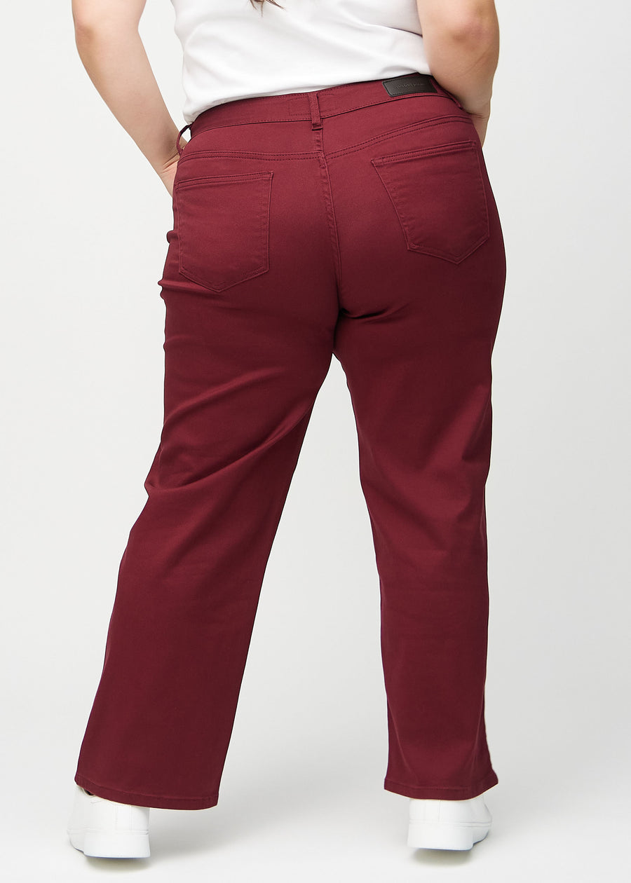 Loose-Jeans für Damen in Dunkelrot, Farbe Santas. Rückansicht an einem Plus-Size-Model, die gesamte lockere Passform ist zu sehen.