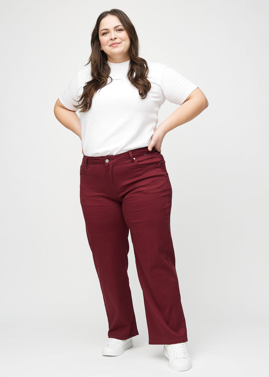 Loose-Jeans für Damen in Dunkelrot, Farbe Santas. Ganzkörperansicht eines Plus-Size-Models in den locker geschnittenen Jeans.
