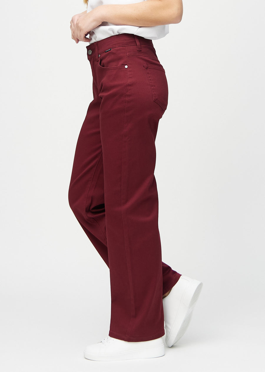 Loose-Jeans für Damen in Dunkelrot, Farbe Santas. Seitenansicht an einem Model, die weite Passform ist zu sehen.