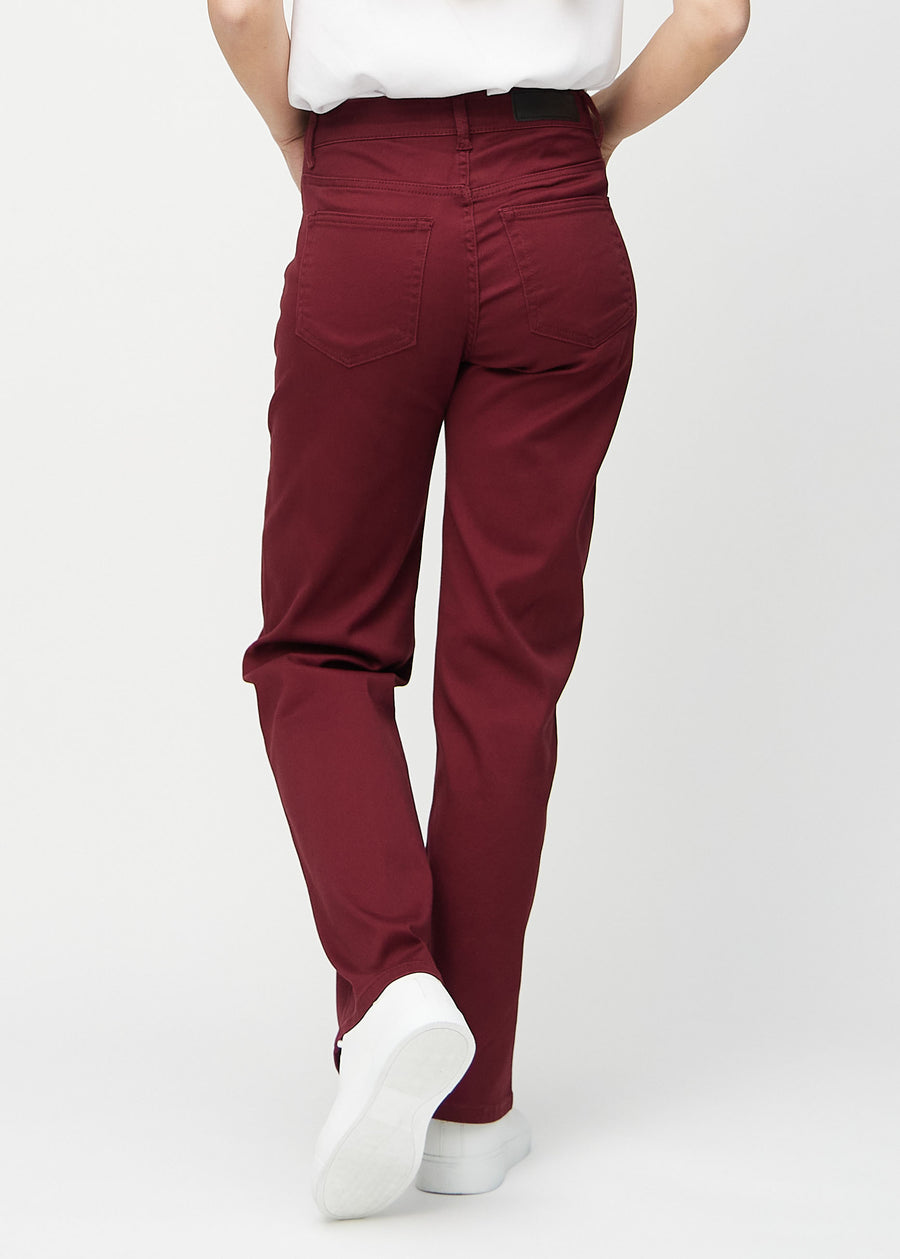 Loose-Jeans für Damen in Dunkelrot, Farbe Santas. Rückansicht an einem Model, die gesamte lockere Passform ist zu sehen.