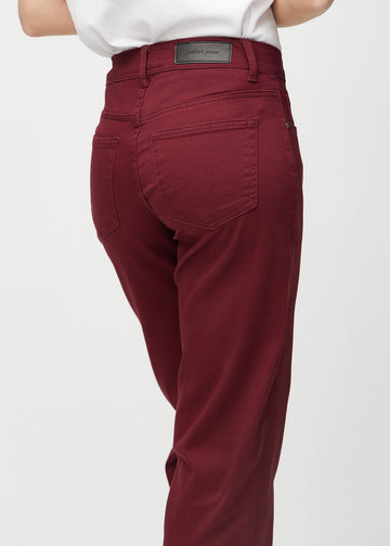 Loose-Jeans für Damen in Dunkelrot, Farbe Santas. Nahaufnahme von hinten an einem Model, um die Passform und Details zu zeigen.