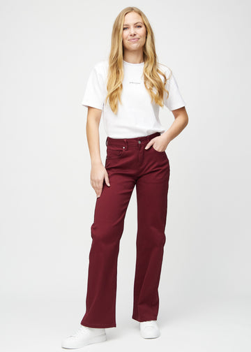 Loose-Jeans für Damen in Dunkelrot, Farbe Santas. Ganzkörperansicht eines Models in den locker geschnittenen Jeans.