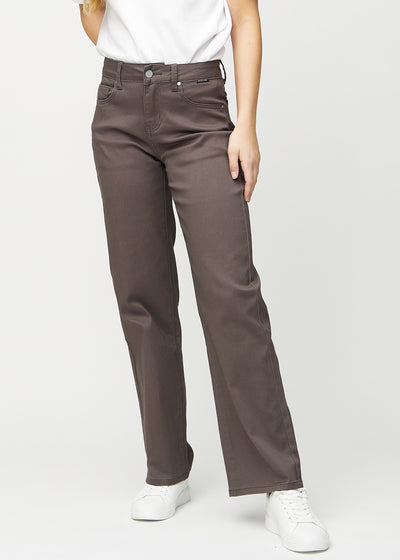 Loose-Jeans für Damen in Graubraun, Farbe Thunders. Vorderansicht an einem Model, locker geschnitten mit viel Platz an den Beinen.