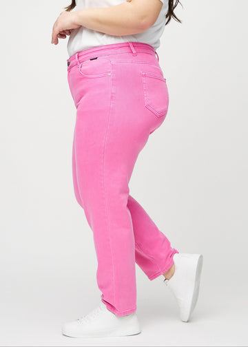 Regular-Jeans für Damen in Hellrosa, Farbe Flamingos. Seitenansicht an einem Plus-Size-Model.