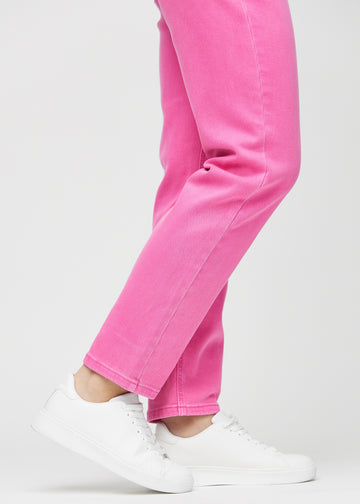 Regular-Jeans für Damen in Hellrosa, Farbe Flamingos. Nahaufnahme an den Knöcheln eines Models, um den geraden Beinabschluss zu zeigen.