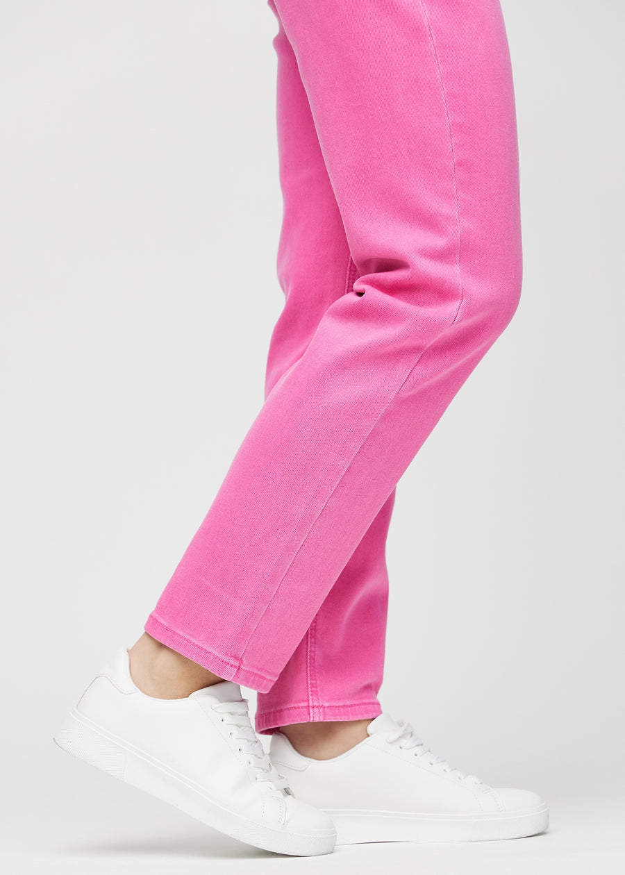 Regular-Jeans für Damen in Hellrosa, Farbe Flamingos. Nahaufnahme an den Knöcheln eines Models, um den geraden Beinabschluss zu zeigen.