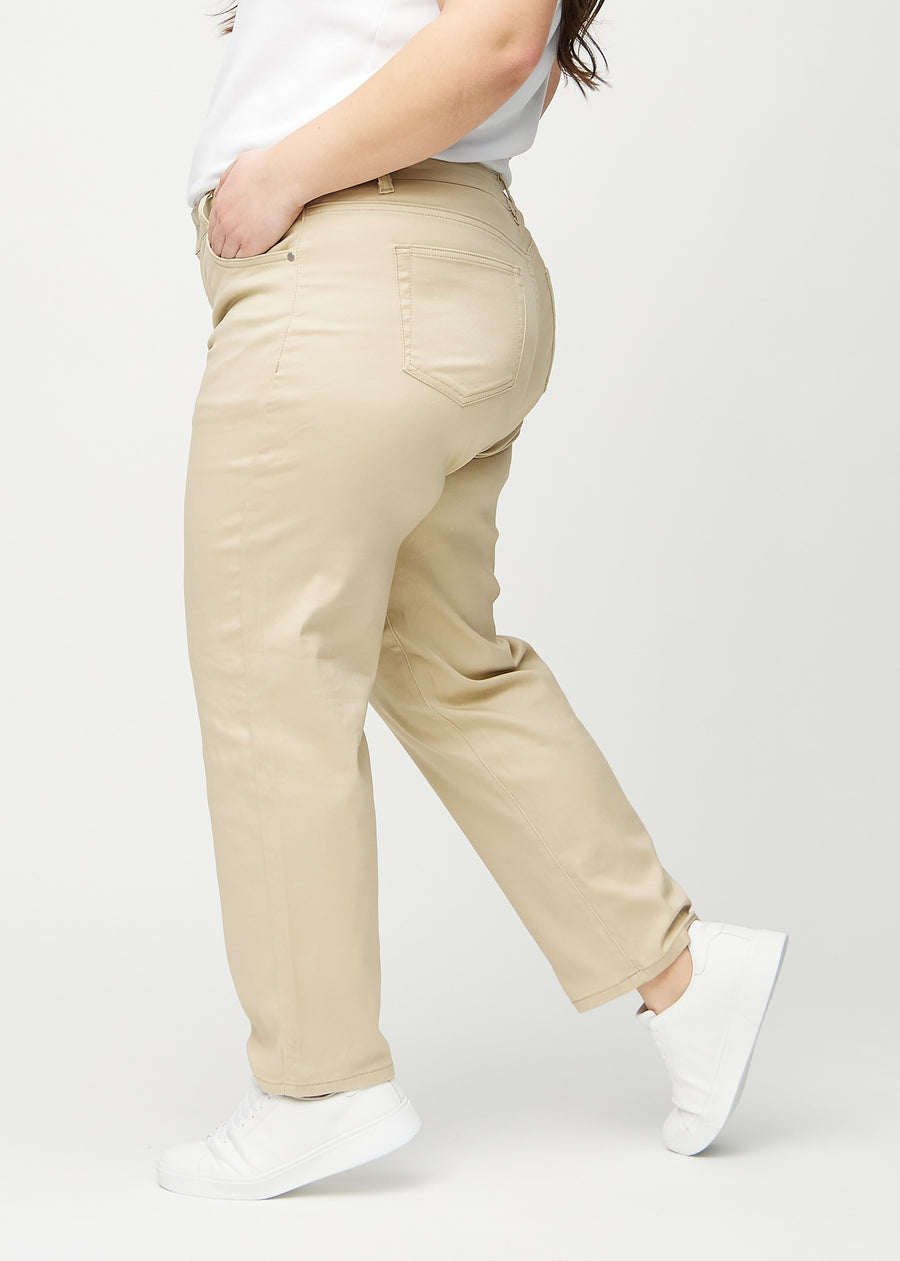 Regular-Jeans für Damen in Beige, Farbe Gazelles. Seitenansicht an einem Plus-Size-Model.