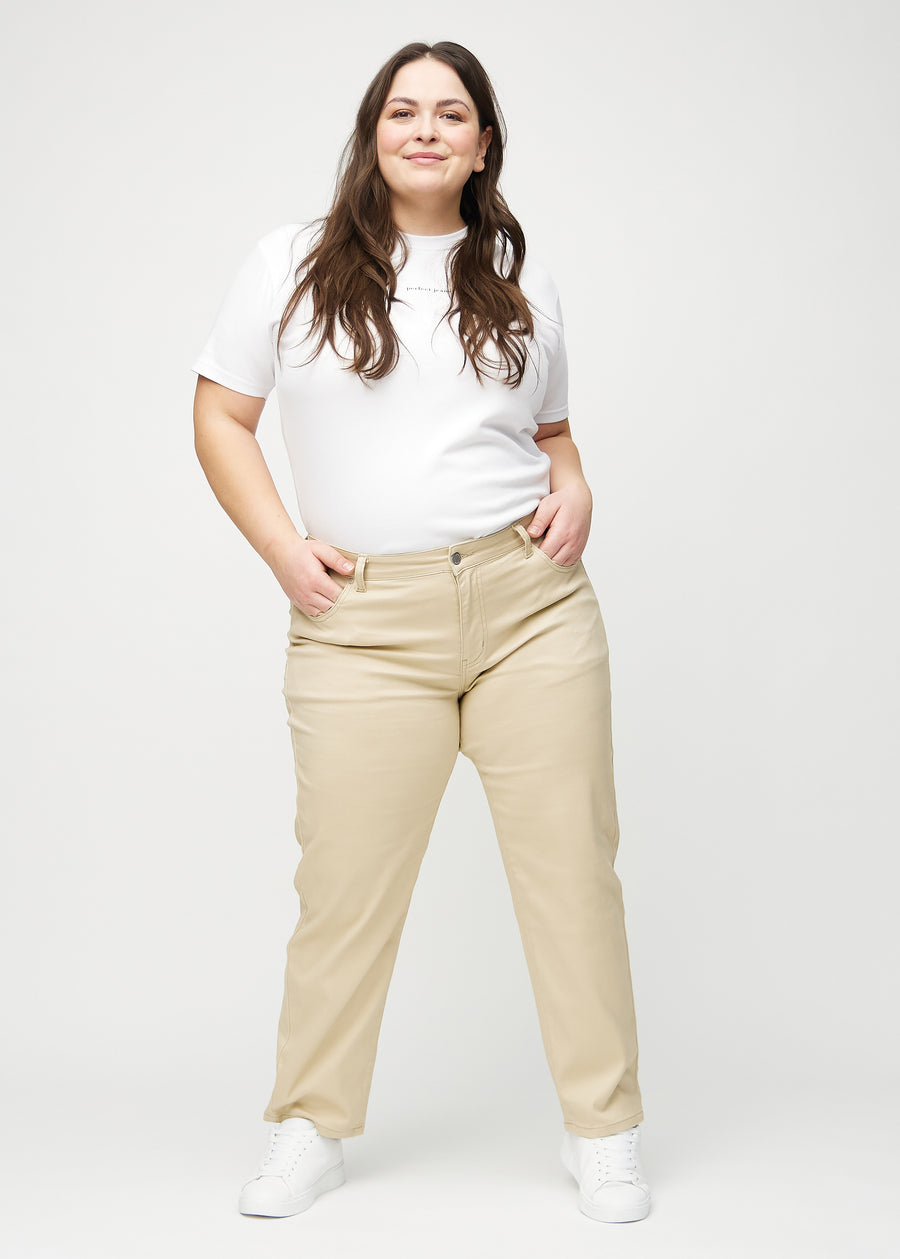 Regular-Jeans für Damen in Beige, Farbe Gazelles. Ganzkörperansicht eines Plus-Size-Models in diesen Jeans.
