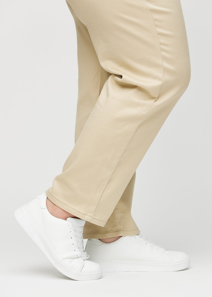 Regular-Jeans für Damen in Beige, Farbe Gazelles. Nahaufnahme an den Knöcheln eines Plus-Size-Models, um den geraden Beinabschluss zu zeigen.