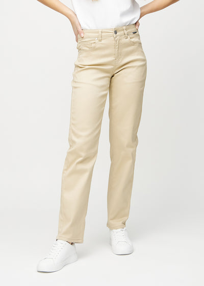 Regular-Jeans für Damen in Beige, Farbe Gazelles. Vorderansicht an einem Model, mit klassischem geradem Beinverlauf.