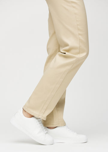 Regular-Jeans für Damen in Beige, Farbe Gazelles. Nahaufnahme an den Knöcheln eines Models, um den geraden Beinabschluss zu zeigen.