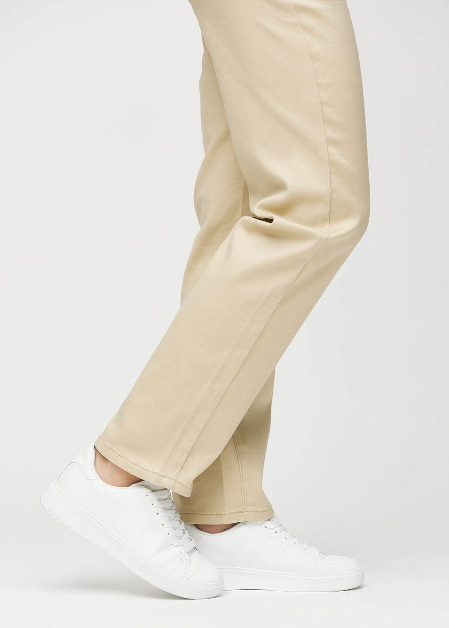 Regular-Jeans für Damen in Beige, Farbe Gazelles. Nahaufnahme an den Knöcheln eines Models, um den geraden Beinabschluss zu zeigen.