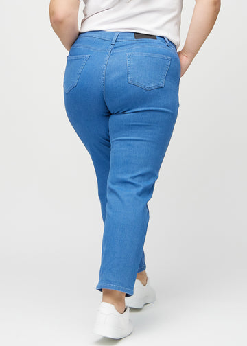 Regular-Jeans für Damen in Blau, Farbe Geraniums. Rückansicht an einem Plus-Size-Model, die gesamte Passform ist zu sehen.