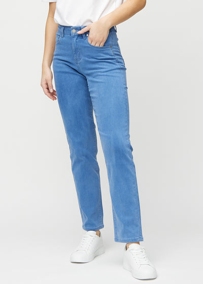 Regular-Jeans für Damen in Blau, Farbe Geraniums. Vorderansicht an einem Model, mit klassischem geradem Beinverlauf.