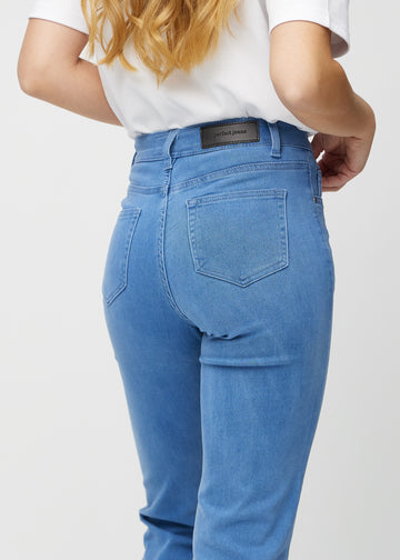 Regular-Jeans für Damen in Blau, Farbe Geraniums. Nahaufnahme von hinten an einem Model, um Passform und Details zu zeigen.