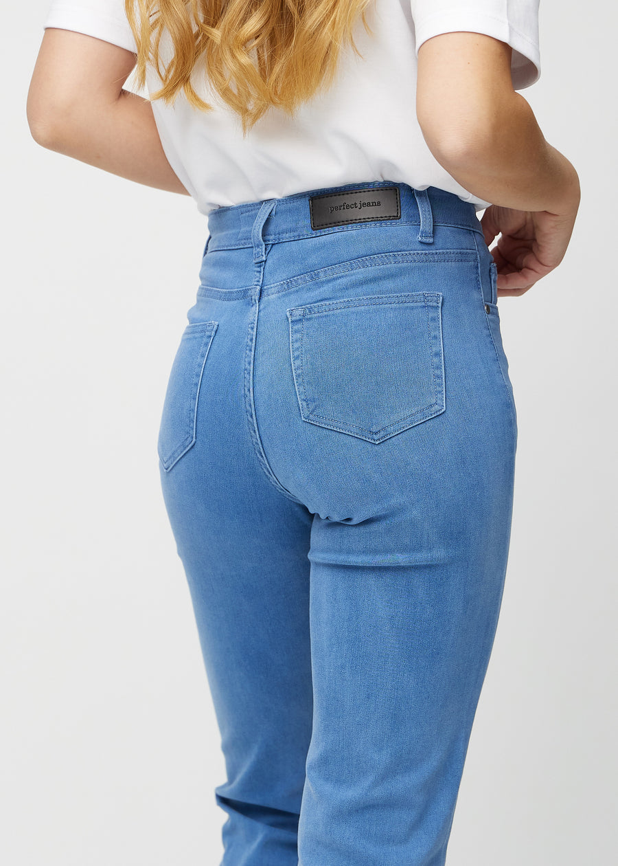 Regular-Jeans für Damen in Blau, Farbe Geraniums. Nahaufnahme von hinten an einem Model, um Passform und Details zu zeigen.