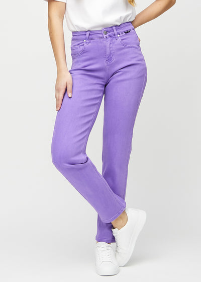 Regular-Jeans für Damen in Lila, Farbe Lavenders. Vorderansicht an einem Model, mit klassischem geradem Beinverlauf.