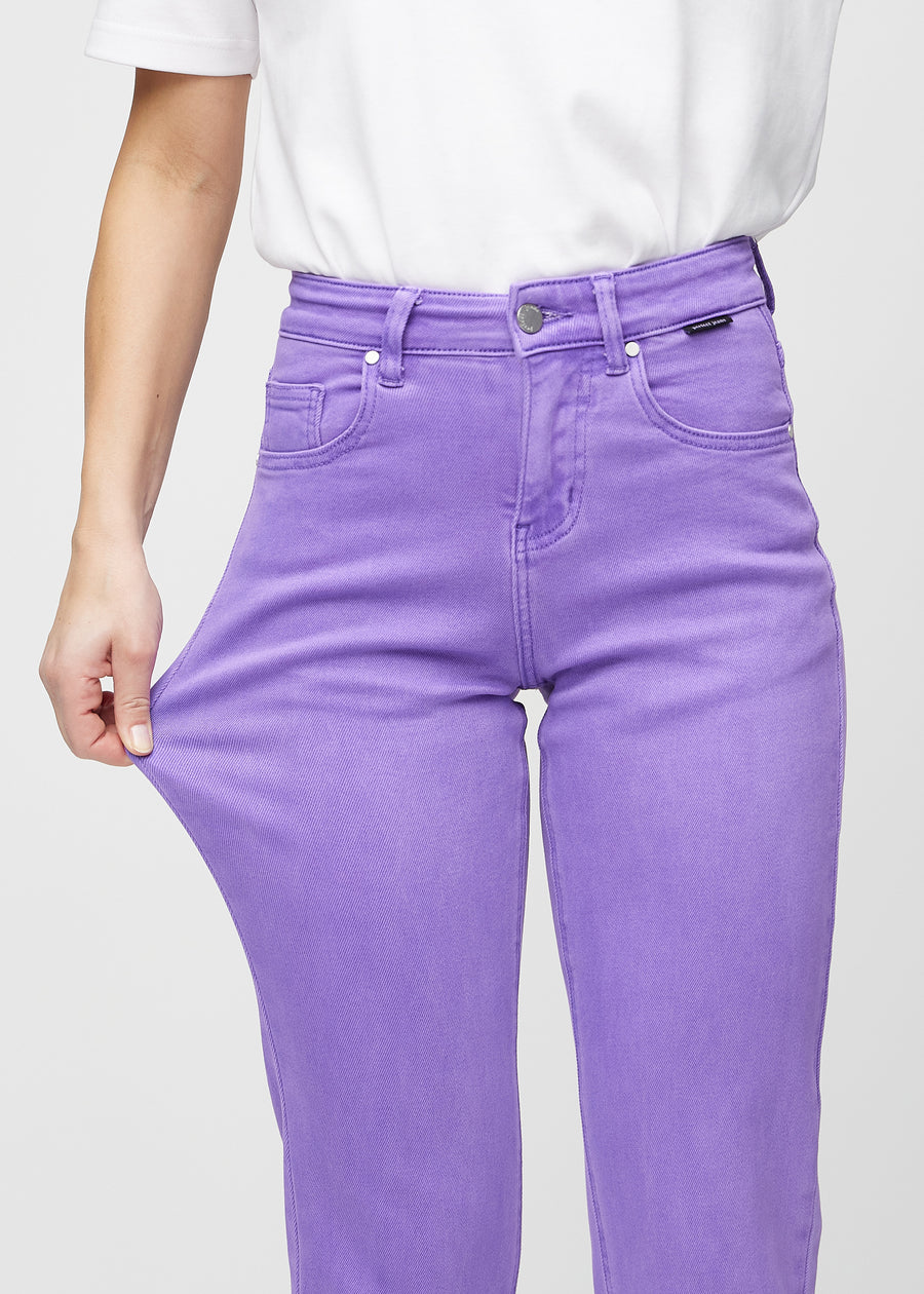 Regular-Jeans für Damen in Lila, Farbe Lavenders. Ein Model dehnt den Stoff am Oberschenkel, um den Stretch zu zeigen.