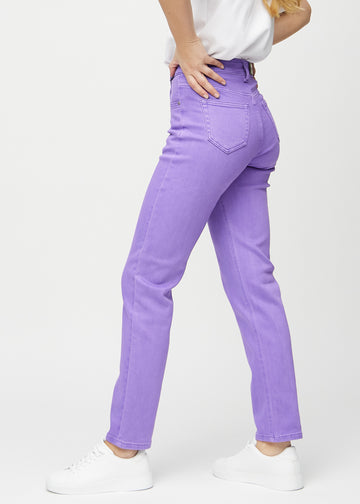 Regular-Jeans für Damen in Lila, Farbe Lavenders. Seitenansicht an einem Model.