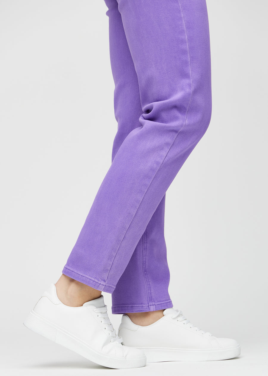 Regular-Jeans für Damen in Lila, Farbe Lavenders. Nahaufnahme an den Knöcheln eines Models, um den geraden Beinabschluss zu zeigen.