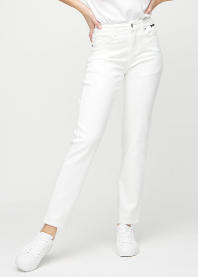 Regular-Jeans für Damen in Weiß, Farbe Marguerites. Vorderansicht an einem Model, mit klassischem geradem Beinverlauf.