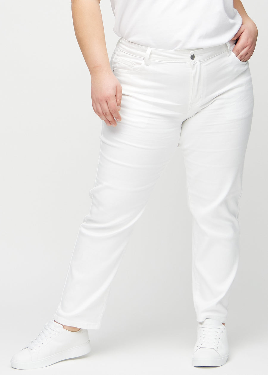Regular-Jeans für Damen in Weiß, Farbe Marguerites. Vorderansicht an einem Plus-Size-Model, mit klassischem geradem Beinverlauf.