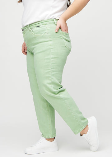 Hellgrüne regular jeans von der Seite an einem Plus-Size-Model gesehen.