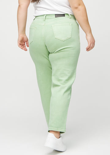 Hellgrüne regular jeans von hinten an einem Plus-Size-Model gesehen, sodass man das gesamte Produkt sehen kann.