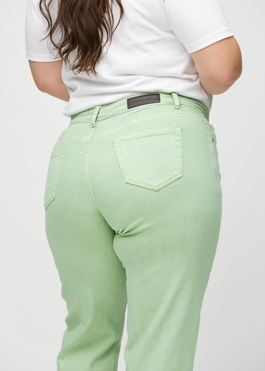 Hellgrüne regular jeans von hinten aus der Nähe an einem Plus-Size-Model gesehen, um Details zu zeigen.