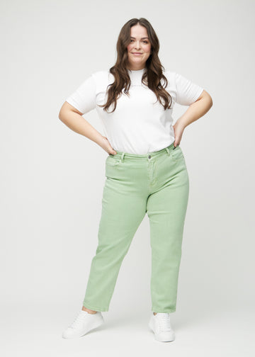 Ganzkörperbild eines Plus-Size-Models in hellgrünen regular jeans.